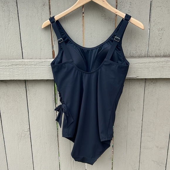 L.L. Beans Women's Shaping Swimsuit Flattering One Piece Swimwear Ruching Sz 8 - Picture 3 of 5